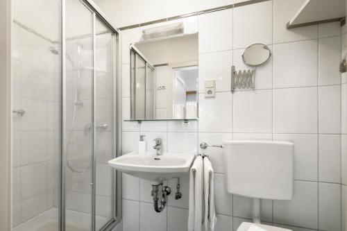 阿尔滕马克特蓬高瑞特公寓的浴室配有卫生间、盥洗盆和淋浴。
