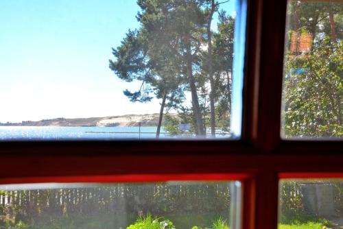 奈达Vila Kopa Nida的从窗户可欣赏到湖景