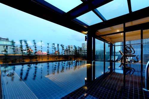 台中市KUN Tour Hotel逢甲的建筑物屋顶上的游泳池