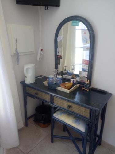 拉康提内勒Les Mouettes的浴室梳妆台配有镜子和盥洗盆