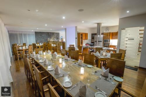 努沃勒埃利耶塞里纳斯精品别墅的一间带长桌和椅子的用餐室