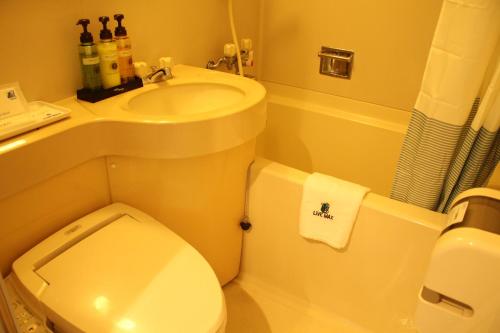 鹿儿岛HOTEL LiVEMAX BUDGET Kagoshima的浴室配有白色卫生间和盥洗盆。