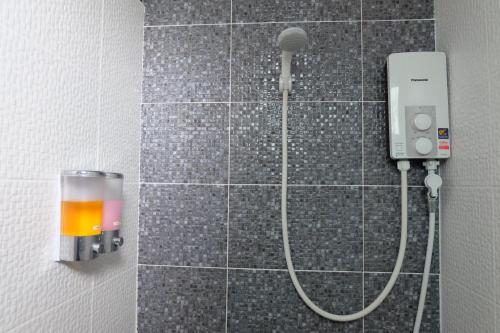 奈扬海滩DOS'S HOUSE的带淋浴喷头的浴室