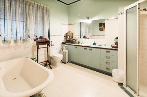卡洛拉马Rustic Refuge Guesthouse的带浴缸、盥洗盆和卫生间的浴室