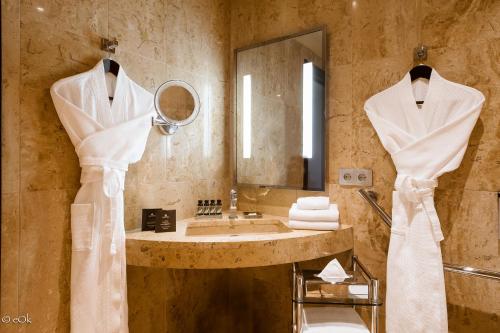 巴黎蒙马特B酒店的一间带水槽和镜子的浴室