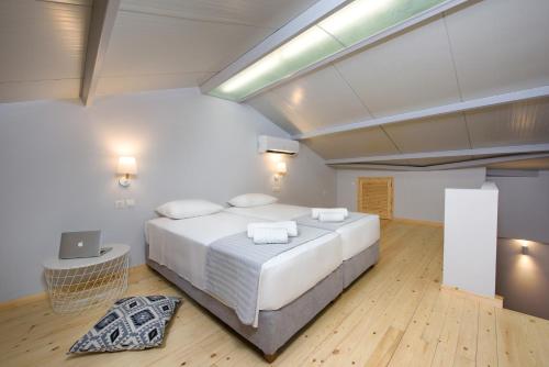 贝尼蔡斯La Soffitta的一间卧室配有一张大床,上面有笔记本电脑