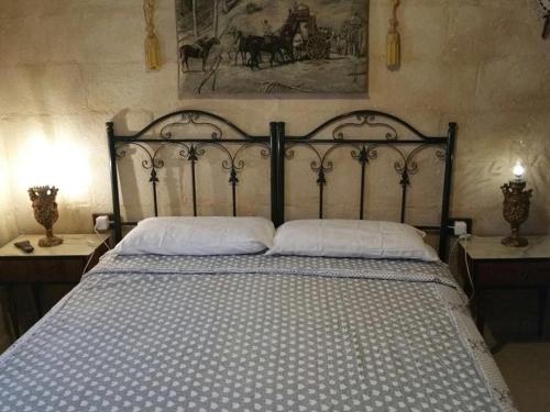 科拉托trulli di piano mangieri的卧室内的一张带两个枕头的床