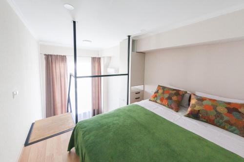 基辅MarySmart的一间卧室配有一张带绿毯的床