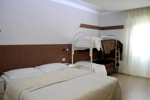 滨海波利尼亚诺B&B Dimora Silvestri的一间卧室配有两张床和一张双层床。