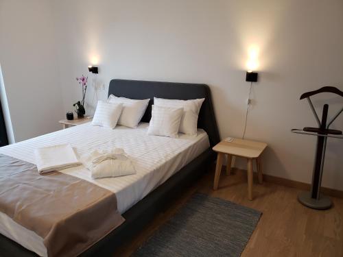 布加勒斯特Urban Nest Apartment的卧室配有一张带白色床单和枕头的大床。
