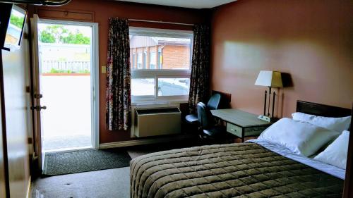 米德兰中部国王旅馆的一间卧室配有一张床、一个窗口和一张书桌