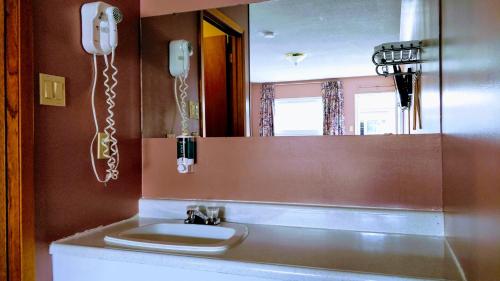 米德兰中部国王旅馆的一间带水槽和镜子的浴室