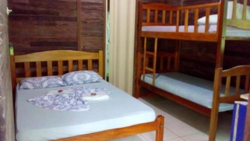 IrandubaAmazon Hostel & Eventos的客房设有两张双层床和一张带床垫的床。