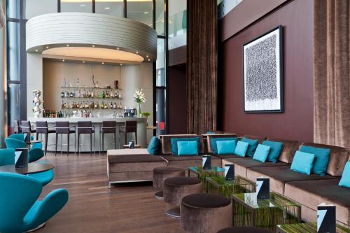 里尔巴里亚里尔酒店的大堂设有蓝色椅子和酒吧