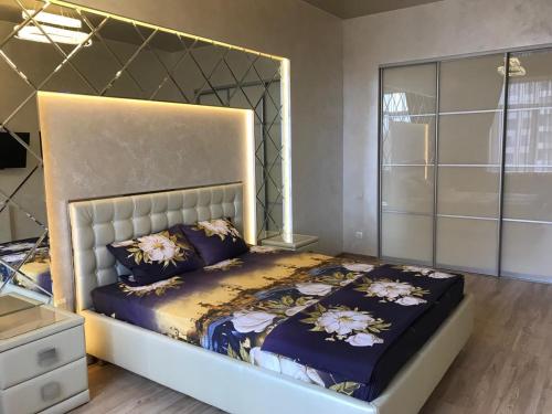 哈尔科夫Luxury Apartment in Downtown, Near River Esplanade的一间卧室配有一张特大号床和紫色床单