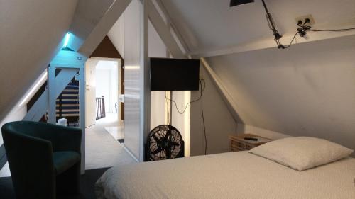 伊普尔Résidence Surmont的一间卧室设有一张床,楼梯设有楼梯