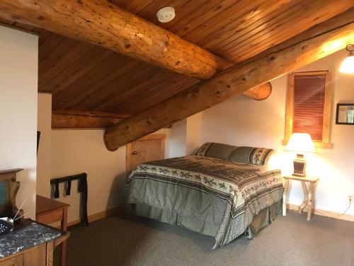 Lake Louise Lodge, Alaska客房内的一张或多张床位