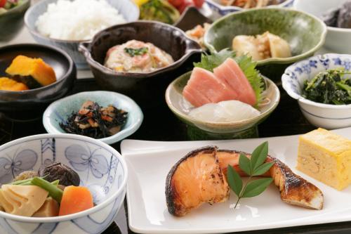 东京龙名馆东京酒店的桌子上放着各种食物的碗