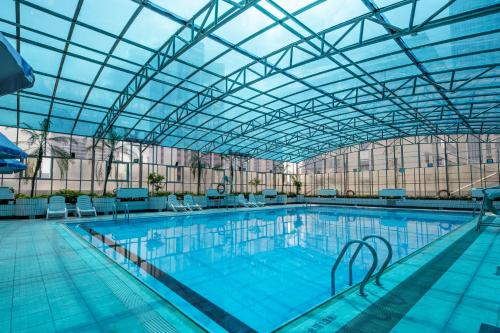 广州广东亚洲国际大酒店(5号线小北地铁站B出口)的一个带玻璃天花板的大型室内游泳池