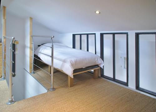 拉蒙塔涅L'Estampe的带窗户的客房内设有一间带双层床的卧室
