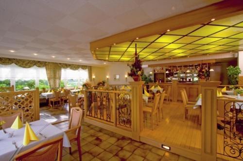 文斯托夫布鲁姆威曼妮酒店的餐厅内带桌椅的用餐室
