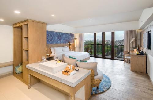坎古Eastin Ashta Resort Canggu的酒店客房设有床和客厅。