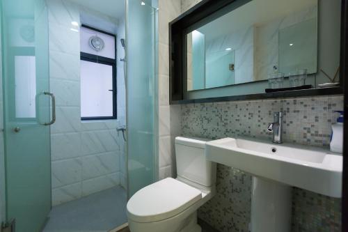中山中山智能珀斯酒店公寓（利和广场店）的浴室配有卫生间、盥洗盆和淋浴。