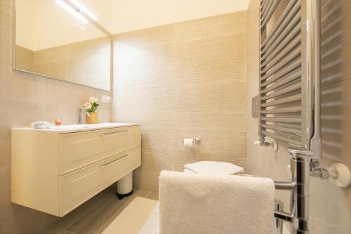伦诺Lenno Giardinetto的一间带卫生间、水槽和镜子的浴室