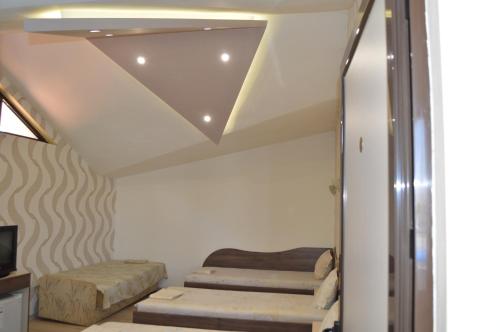维丁依奥斯酒店的一间设有两张床铺的客房,位于一个天花板上