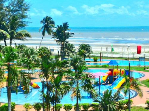 关丹德禺海滩度假酒店的一个带滑梯和海滩的水上公园的度假胜地
