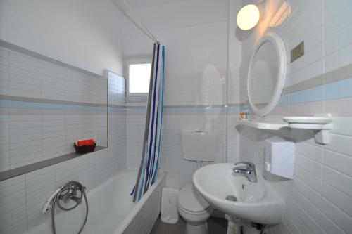 费拉国王师瑞酒店的白色的浴室设有水槽和卫生间。