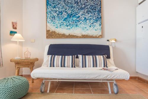 阿列塔Modern home with Ocean View的墙上画的一张床上