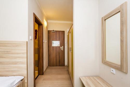 布拉格女王餐厅酒店的走廊通往带木门的卧室
