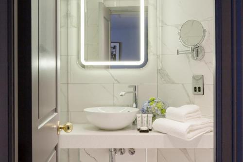 都柏林达文波特旅馆的一间带水槽和镜子的浴室