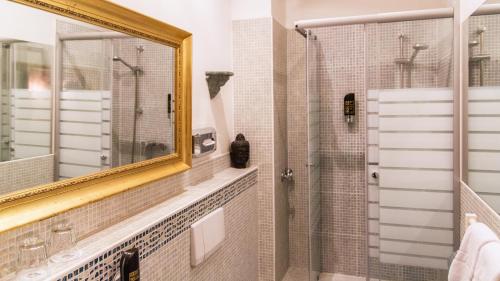 汉堡山村酒店的一间带镜子和淋浴的浴室