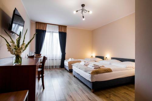 DwikozyGościniec Ceglane Kąty的酒店客房配有两张床和一张书桌