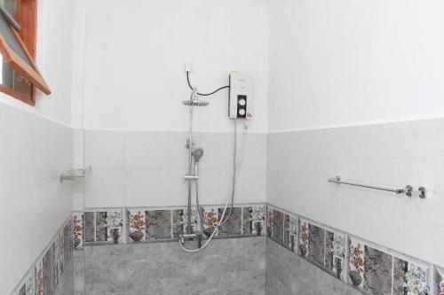 米瑞莎Panora Garden的浴室的墙壁上设有瓷砖,浴室内则设有淋浴。