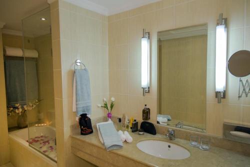 塔巴Taba Sands Hotel & Casino - Adult Only的浴室配有盥洗盆、镜子和浴缸