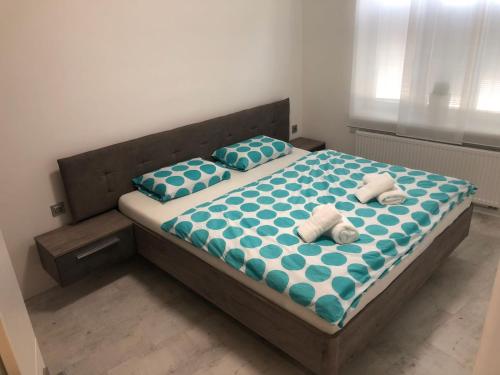 卡罗维发利Luxusní apartmán přímo v centru u hotelu Thermal的一间卧室配有两张带蓝白色床单和枕头的床。