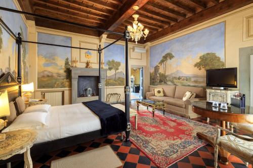 巴尼奥阿里波利Villa Il Sasso - Dimora d'Epoca的一间卧室设有一张床和一间客厅。