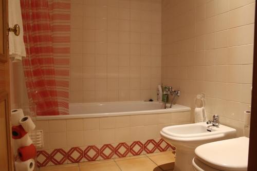 马林堡Casa Água & Sal的带浴缸、卫生间和盥洗盆的浴室