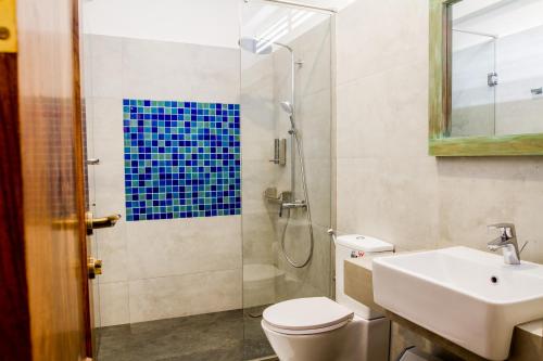 希克杜沃Lazy Koala的带淋浴、卫生间和盥洗盆的浴室