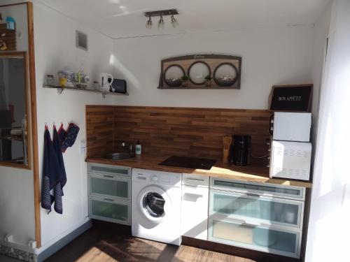 勒阿弗尔Le Perret的厨房配有洗衣机和洗衣机。