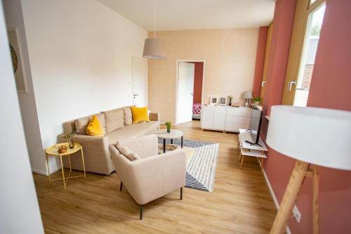 哥达Eckhof Domizil的客厅配有沙发和桌子