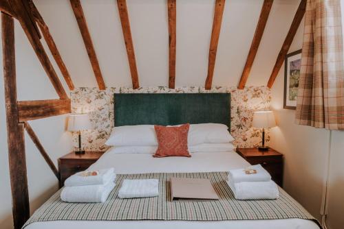 埃文河畔斯特拉特福The Stag Rooms的一间卧室配有一张带绿色床头板的床