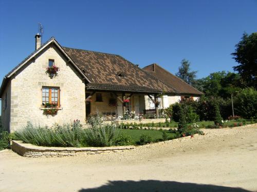 Saint-Amand-de-Coly拉尔诺迪住宿加早餐旅馆的前面有花园的房子
