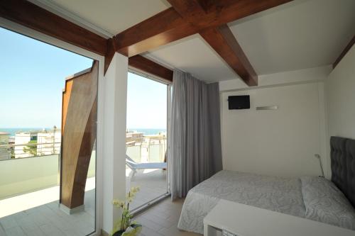 加比切马莱美伊酒店的一间卧室设有一张床和一个大窗户