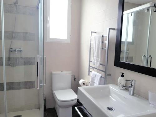 瓦伦西亚FLORIT FLATS - The Jardines del Turia Apartment的浴室配有卫生间、盥洗盆和淋浴。