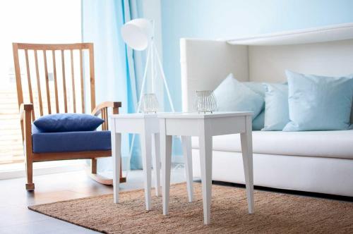 卡尔斯哈根Lotsenstieg 2 Kajuete 05的床上的房间里设有一张白色的桌子和一把椅子