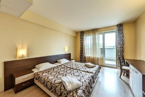 萨莫科夫阿雷纳酒店的酒店客房设有床和窗户。